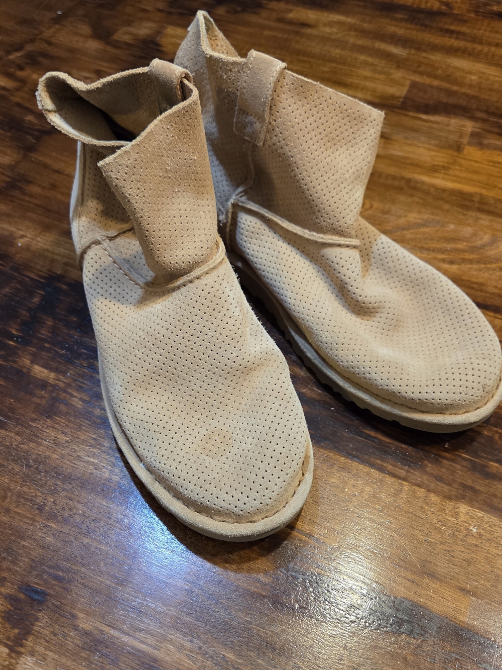 UGG Women's Classic Unlined Mini Perf Boots Size 9 Tan Gorpcore Preppy Boho - Picture 1 of 7